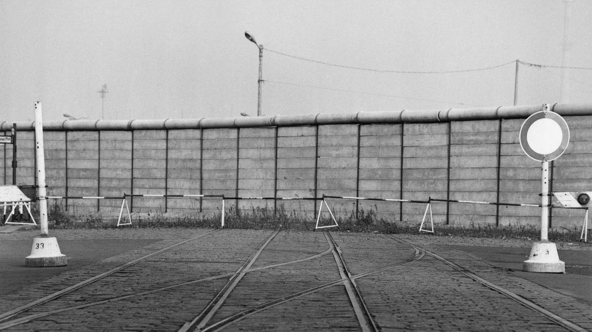 Symbol studené války. Před 60 lety začala v Berlíně vznikat skutečná „železná opona”